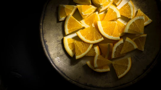 Un plato con naranjas troceadas Un plato con naranjas troceadas