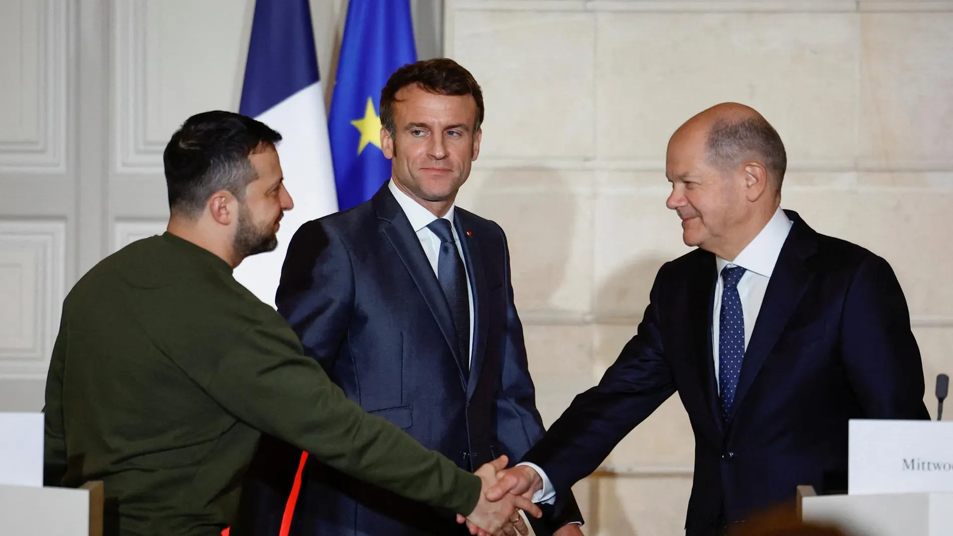 Zelenski junto a Macron y Scholz a su llegada a París