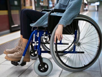 Mujer joven en silla de ruedas