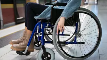 Mujer joven en silla de ruedas
