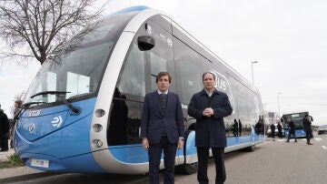 El alcalde de Madrid, José Luis Martínez Almeida (izquierda) y el delegado de Medio Ambiente y Movilidad, Borja Carabante (derecha), junto al 'Busrapid'