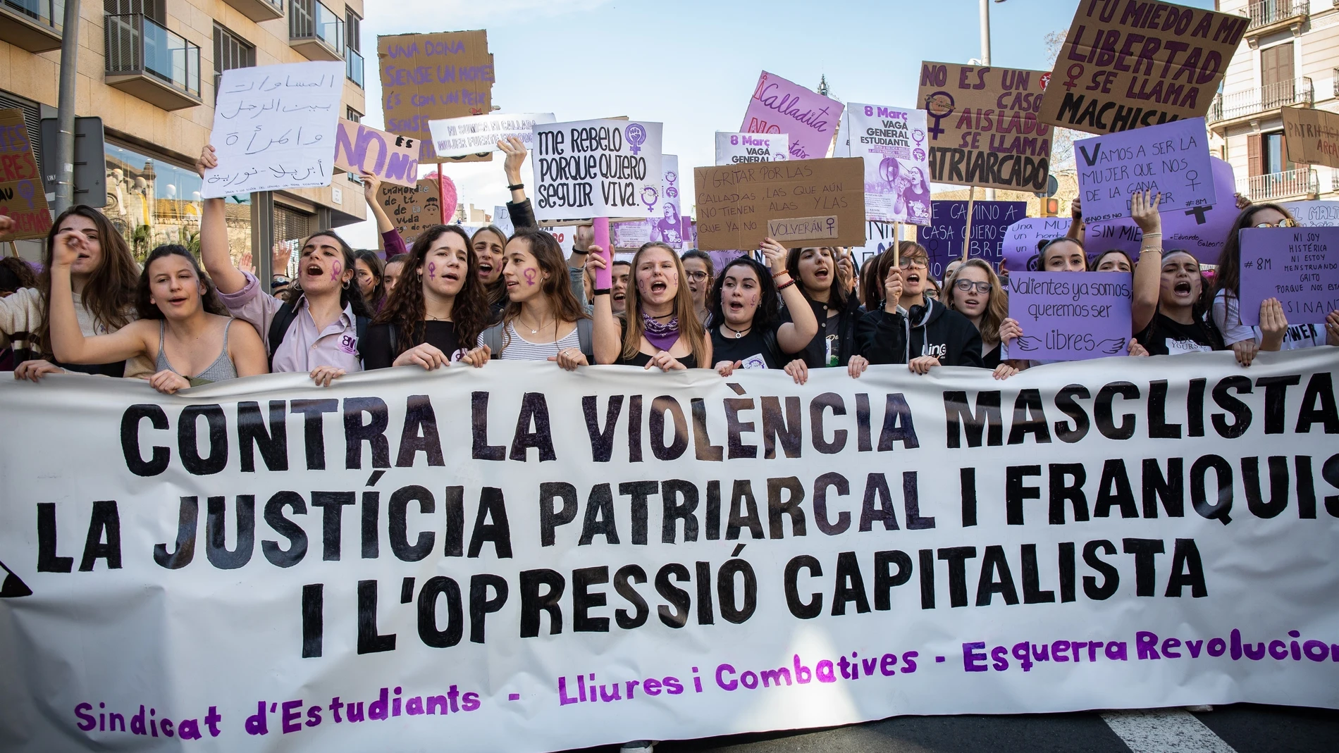 Manifestación de estudiantes en Barcelona por el Día de la Mujer.