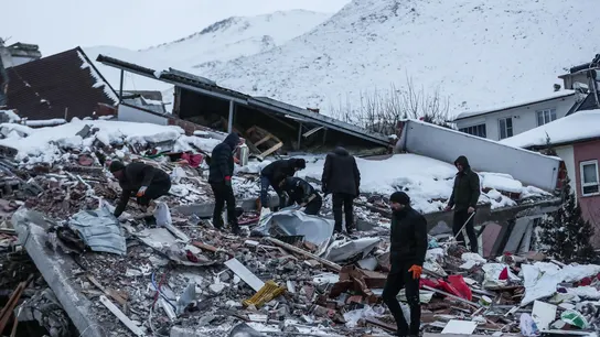 Los equipos de rescate trabajan en la región buscando entre nieve y escombros. Los equipos de rescate trabajan en la región buscando entre nieve y escombros.
