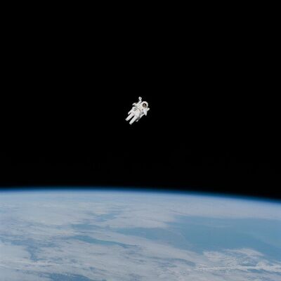 Bruce McCandless fue el primer astronauta en realizar un paseo espacial