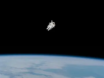 Bruce McCandless fue el primer astronauta en realizar un paseo espacial Bruce McCandless fue el primer astronauta en realizar un paseo espacial