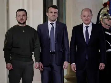 Zelenski, Macron y Scholz posan juntos en París