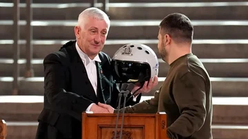 Zelenski entrega un casco de piloto ucraniano al Presidente de la Cámara de los Comunes