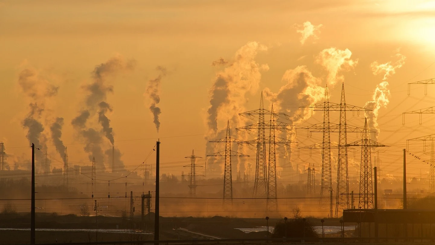 Imagen de unas chimeneas industriales altamente contaminantes contaminacion-industria