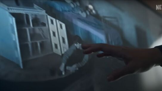 Amaia, la ni&ntilde;a desaparecida en 'La chica de nieve' en una escena del v&iacute;deo que los secuestradores mandan a sus padres.