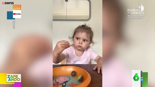 La cómica reacción de una niña cuando su madre la pilla llevándose chocolate a la boca La cómica reacción de una niña cuando su madre la pilla llevándose chocolate a la boca