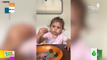 La cómica reacción de una niña cuando su madre la pilla llevándose chocolate a la boca