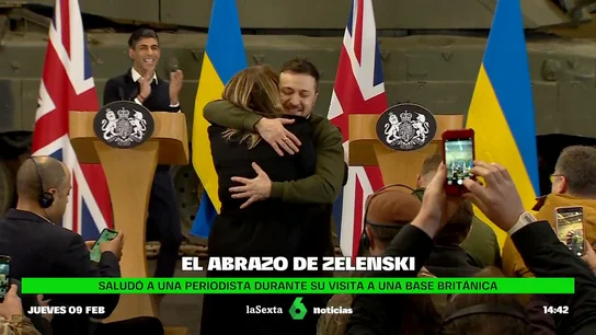 El abrazo de Zelenski a una periodista ucraniana en Londres El abrazo de Zelenski a una periodista ucraniana en Londres