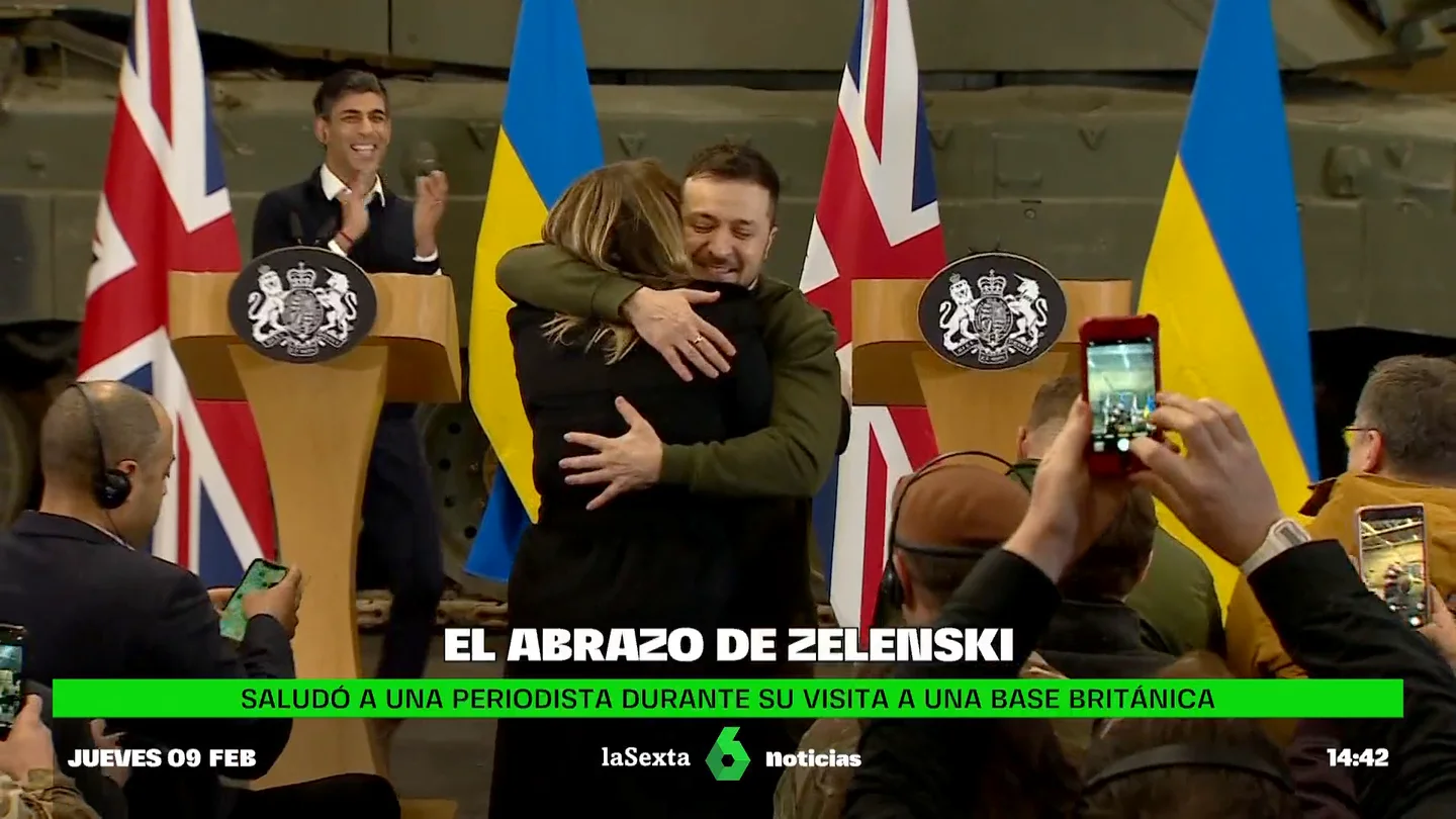 El abrazo de Zelenski a una periodista ucraniana en Londres El abrazo de Zelenski a una periodista ucraniana en Londres