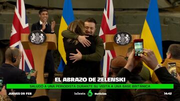 El abrazo de Zelenski a una periodista ucraniana en Londres 