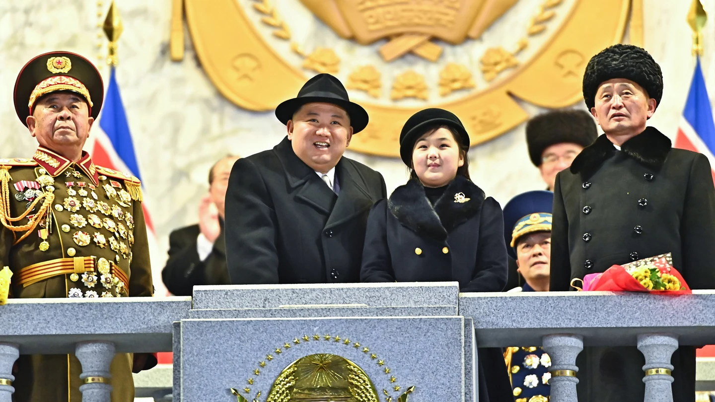 El líder de Corea del Norte, Kim Jong-un, junto a su hija, Kim Ju-ae. El líder de Corea del Norte, Kim Jong-un, junto a su hija, Kim Ju-ae.