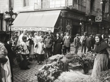 Bendición de hierbas aromáticas y medicinales con motivo de la Fira de Sant Ponç en 1915 en la calle Hospital de Barcelona. / Archivo Nacional de Cataluña