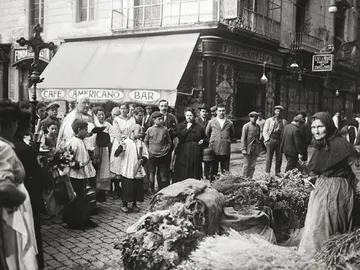 Bendición de hierbas aromáticas y medicinales con motivo de la Fira de Sant Ponç en 1915 en la calle Hospital de Barcelona. / Archivo Nacional de Cataluña Bendición de hierbas aromáticas y medicinales con motivo de la Fira de Sant Ponç en 1915 en la calle Hospital de Barcelona. / Archivo Nacional de Cataluña