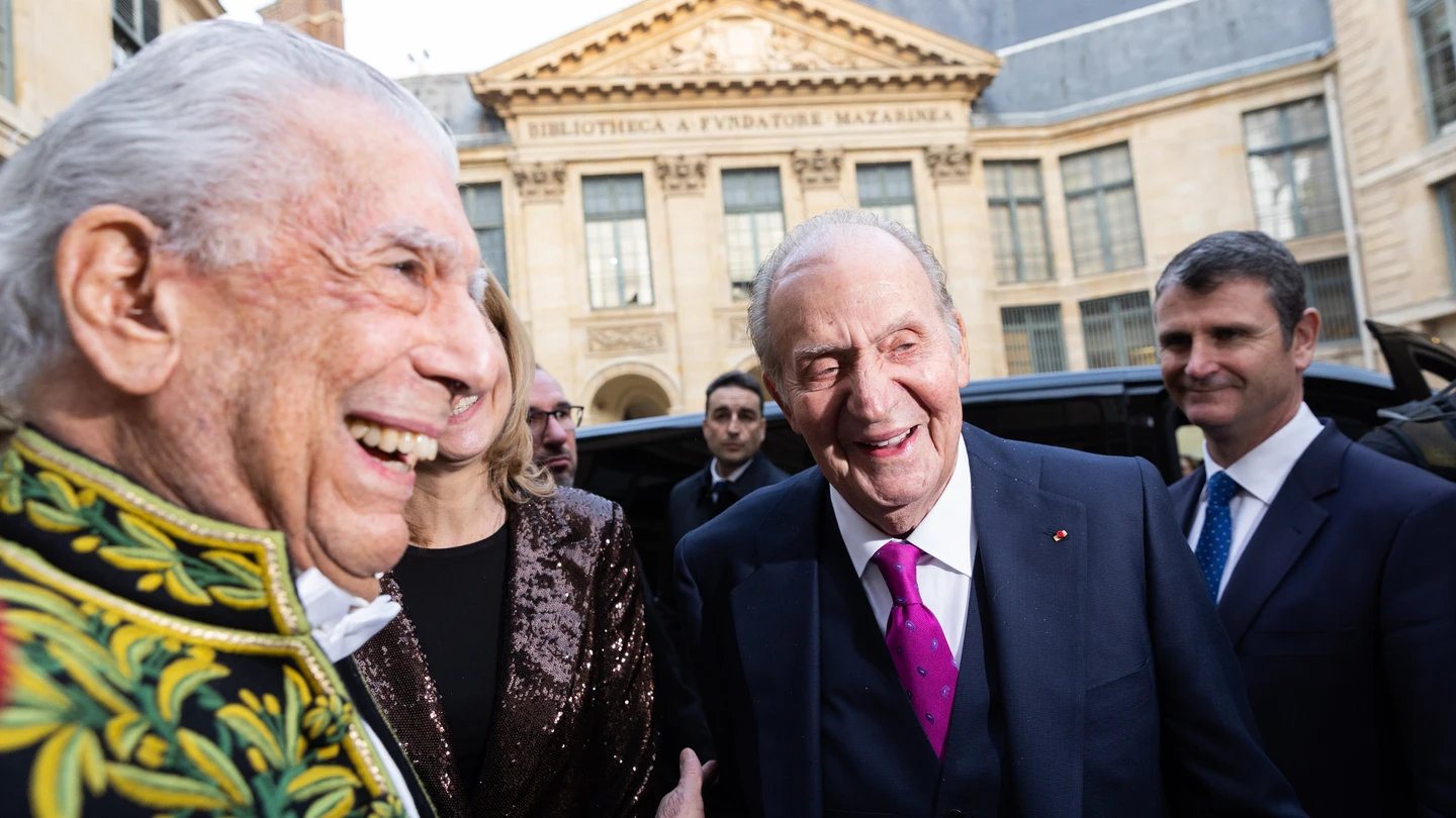 El escritor Mario Vargas Llosa recibe al rey emérito Juan Carlos I. El escritor Mario Vargas Llosa recibe al rey emérito Juan Carlos I.
