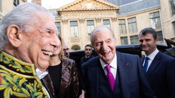 El escritor Mario Vargas Llosa recibe al rey emérito Juan Carlos I.