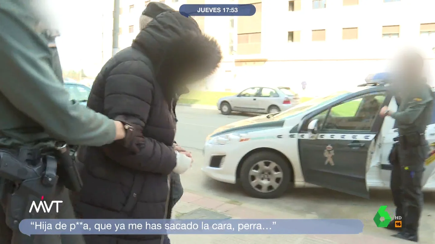La vecina de Lardero que lanza excrementos amenaza a laSexta: "Te voy a asesinar, hija de p***" La vecina de Lardero que lanza excrementos amenaza a laSexta: "Te voy a asesinar, hija de p***"