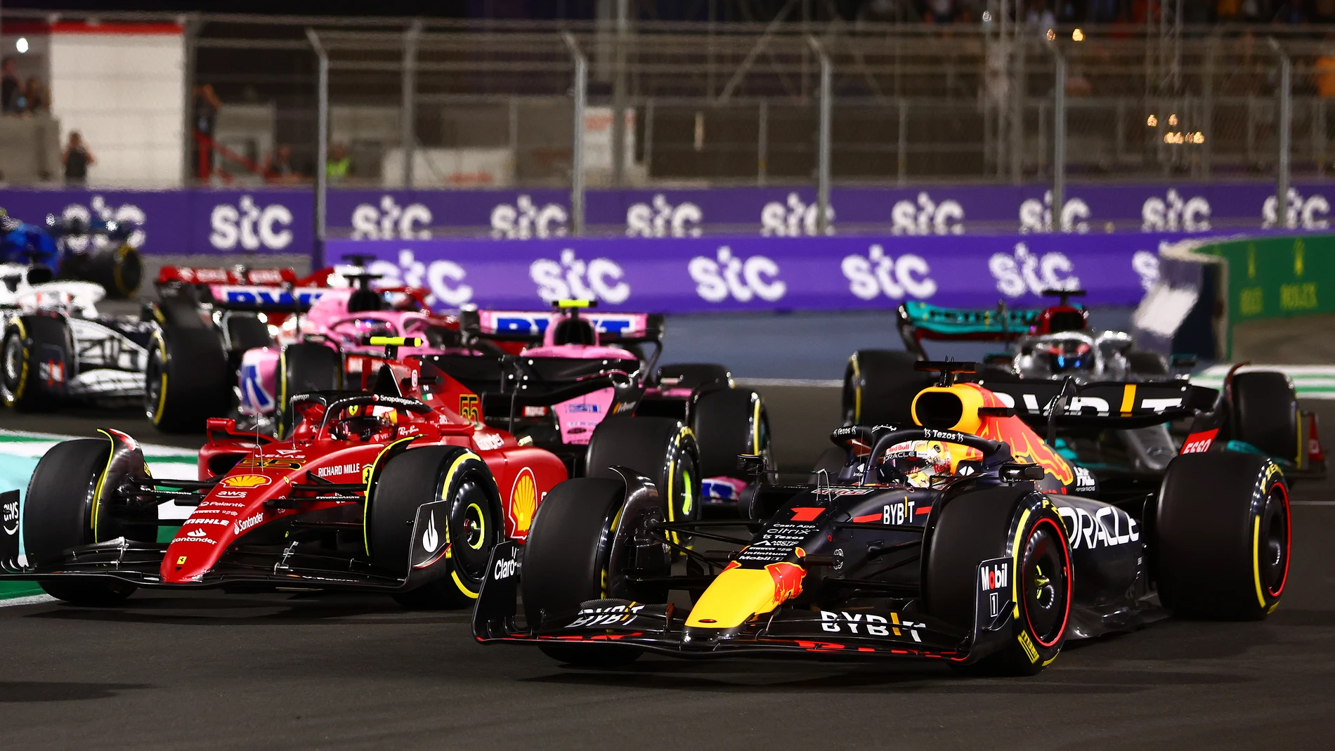 Ferrari atacando a Red Bull en pista