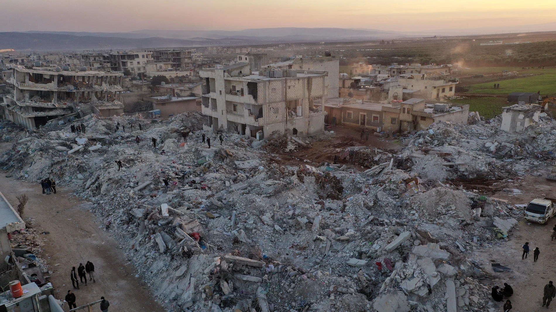 Edificios derrumbados tras el devastador terremoto en la ciudad de Jinderis, provincia de Alepo, Siria.