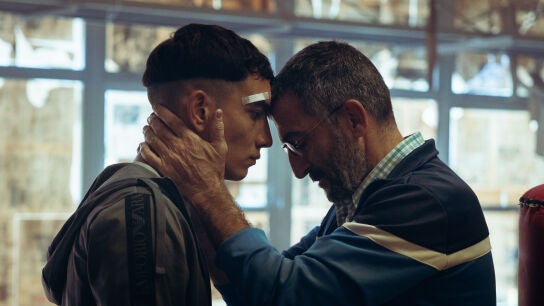 Jorge López con Luis Zahera, en una escena de la segunda temporada de 'Operación Marea Negra'.
