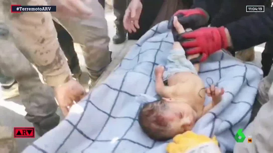 El agónico rescate de un bebé de 20 días atrapado en los escombros y aferrado a un mechón de su madre muerta El agónico rescate de un bebé de 20 días atrapado en los escombros y aferrado a un mechón de su madre muerta