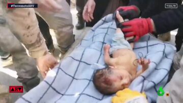 El agónico rescate de un bebé de 20 días atrapado en los escombros y aferrado a un mechón de su madre muerta