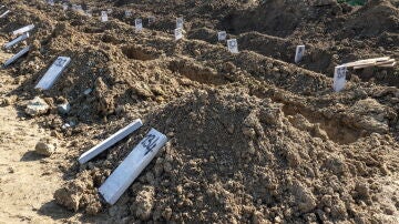 Fosa común improvisada en Turquía para enterrar a las víctimas de los terremotos