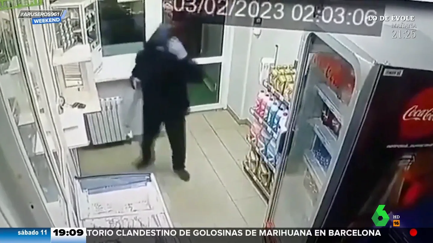 Un hombre entra armado a robar en una tienda y esto es lo primero que ocurre Un hombre entra armado a robar en una tienda y esto es lo primero que ocurre