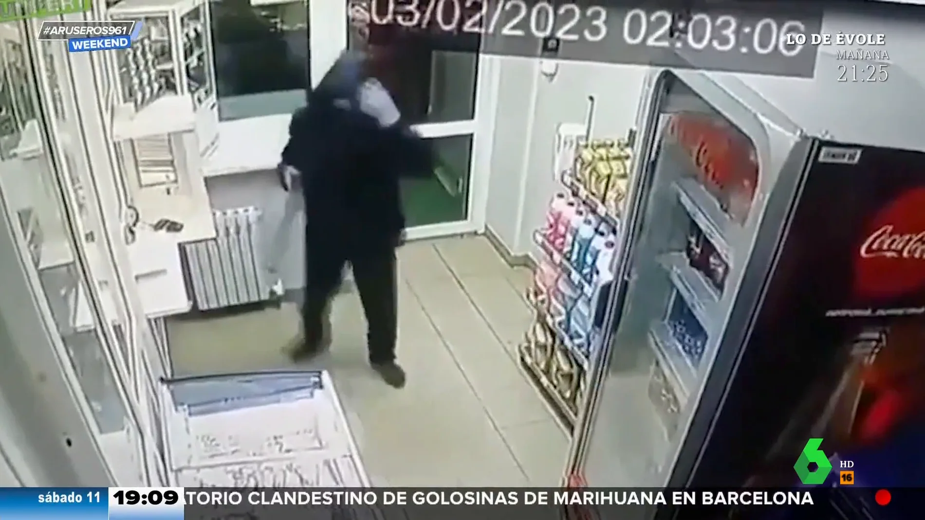 Un hombre entra armado a robar en una tienda y esto es lo primero que ocurre