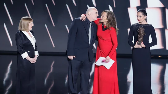 La actriz Eulalia Ramón (2D), viuda del director fallecido ayer Carlos Saura, y sus hijos Antonio y Ana (d), acompañados por la actriz Carmen Maura La actriz Eulalia Ramón (2D), viuda del director fallecido ayer Carlos Saura, y sus hijos Antonio y Ana (d), acompañados por la actriz Carmen Maura