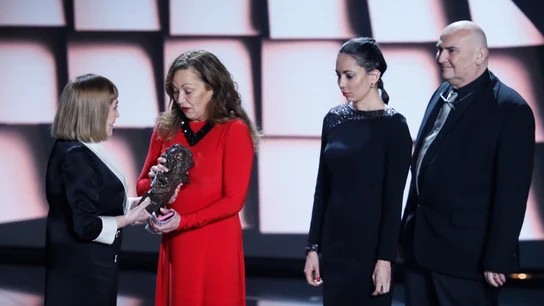 La actriz Eulalia Ramón (2-i), viuda del director fallecido ayer Carlos Saura, y sus hijos Antonio (d) y Ana (2-d) recogen el Goya de Honor de manos de la actriz Carmen Maura La actriz Eulalia Ramón (2-i), viuda del director fallecido ayer Carlos Saura, y sus hijos Antonio (d) y Ana (2-d) recogen el Goya de Honor de manos de la actriz Carmen Maura