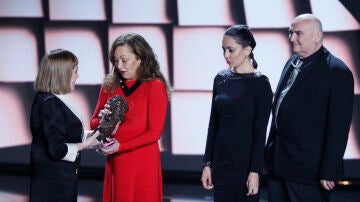 La actriz Eulalia Ramón (2-i), viuda del director fallecido ayer Carlos Saura, y sus hijos Antonio (d) y Ana (2-d) recogen el Goya de Honor de manos de la actriz Carmen Maura