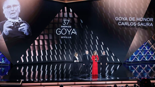 La actriz Eulalia Ramón (2-d), viuda del director fallecido ayer Carlos Saura, y sus hijos Carlos (2-i) y Ana (d), acompañados por la actriz Carmen Maura La actriz Eulalia Ramón (2-d), viuda del director fallecido ayer Carlos Saura, y sus hijos Carlos (2-i) y Ana (d), acompañados por la actriz Carmen Maura