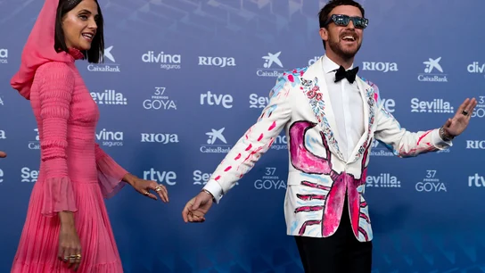 La actriz Macarena Gómez posa con su marido Aldo Comas para los medios gráficos en la alfombra roja de la XXXVII Gala de los Goya La actriz Macarena Gómez posa con su marido Aldo Comas para los medios gráficos en la alfombra roja de la XXXVII Gala de los Goya