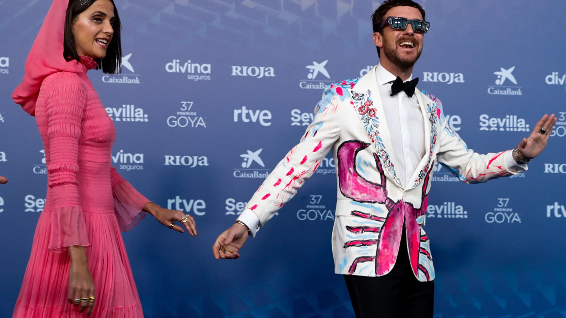 La actriz Macarena Gómez posa con su marido Aldo Comas para los medios gráficos en la alfombra roja de la XXXVII Gala de los Goya