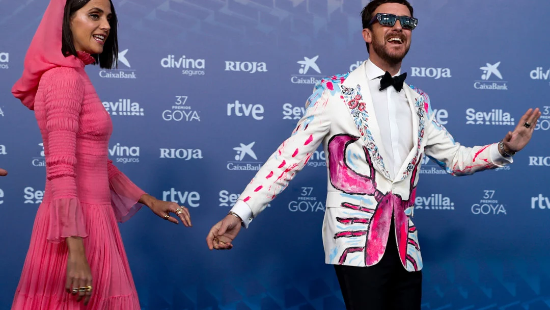 La actriz Macarena Gómez posa con su marido Aldo Comas para los medios gráficos en la alfombra roja de la XXXVII Gala de los Goya