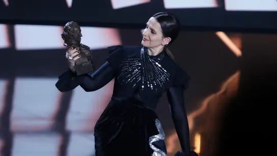 Juliette Binoche, Goya Internacional, homenajea a Saura cantando 'Por qué te vas', un tema que le "conmueve" Juliette Binoche, Goya Internacional, homenajea a Saura cantando 'Por qué te vas', un tema que le "conmueve"