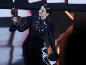Juliette Binoche, Goya Internacional, pays homage to Saura by singing ‘Why are you leaving’, a song that “moves” her