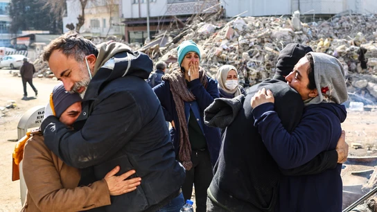 Ciudadanos esperando noticias sobre sus seres queridos sepultados por el terremoto de Turquía Ciudadanos esperando noticias sobre sus seres queridos sepultados por el terremoto de Turquía