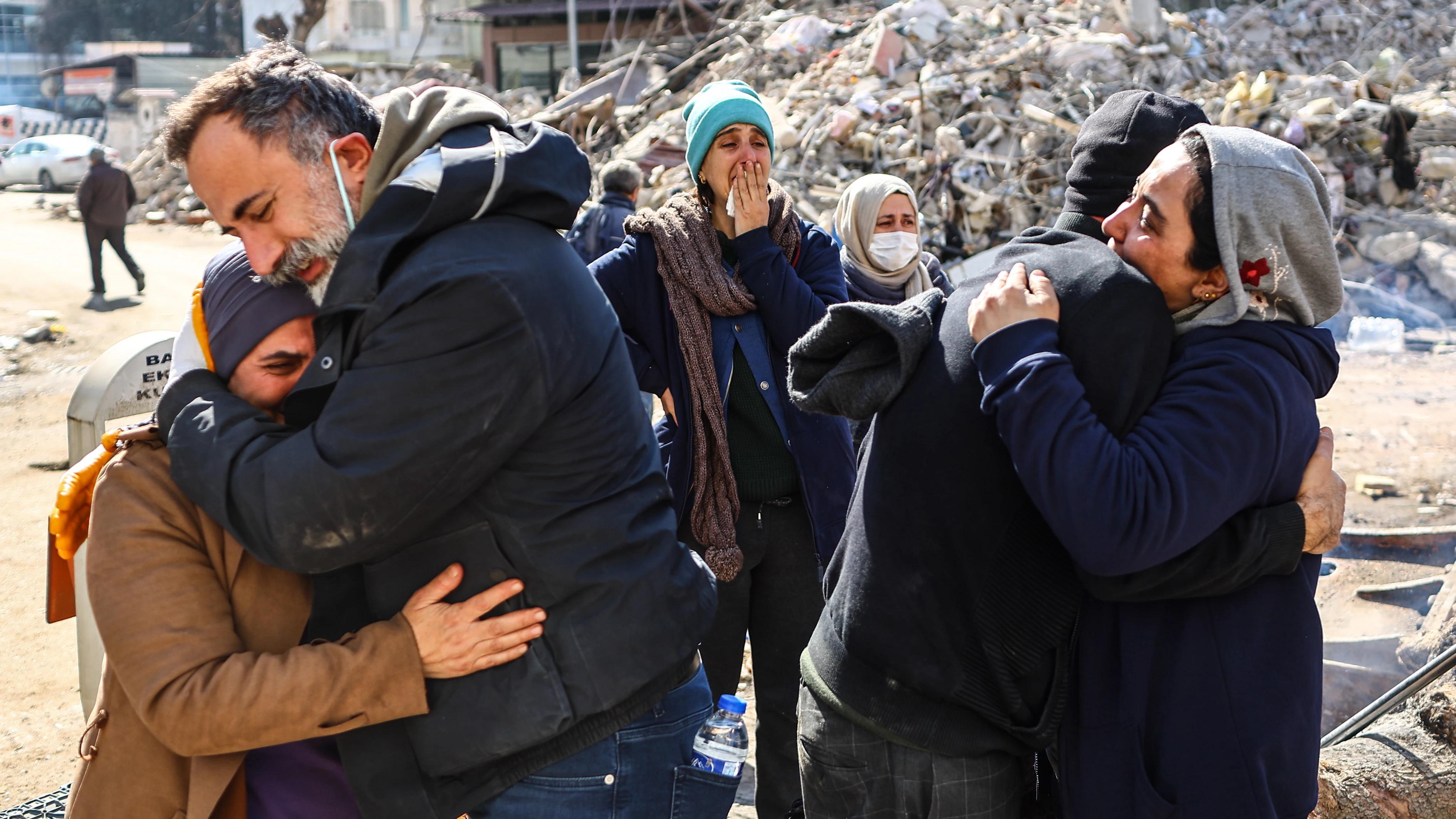 Ciudadanos esperando noticias sobre sus seres queridos sepultados por el terremoto de Turquía