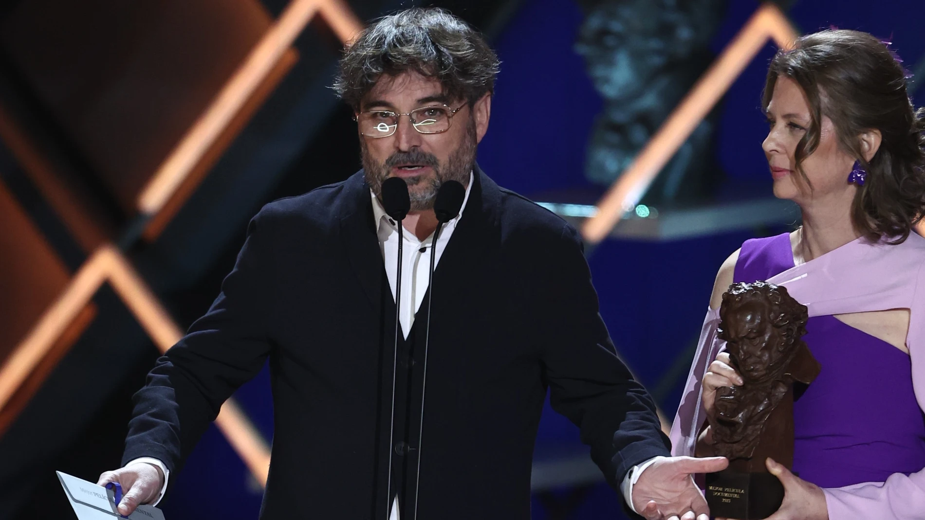  El presentador Jordi Évole entregando un premio en la XXXVII edición de los Premios Goya