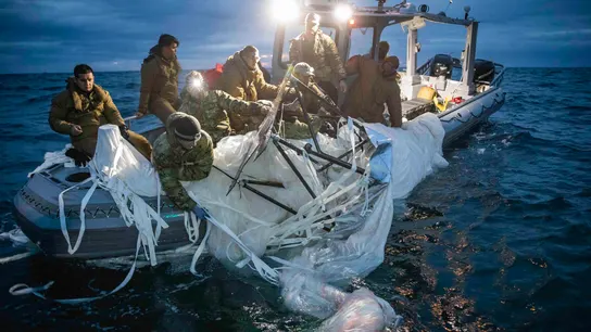 El Grupo 2 de Eliminación de Artefactos Explosivos de EEUU recupera el globo de vigilancia chino del mar El Grupo 2 de Eliminación de Artefactos Explosivos de EEUU recupera el globo de vigilancia chino del mar