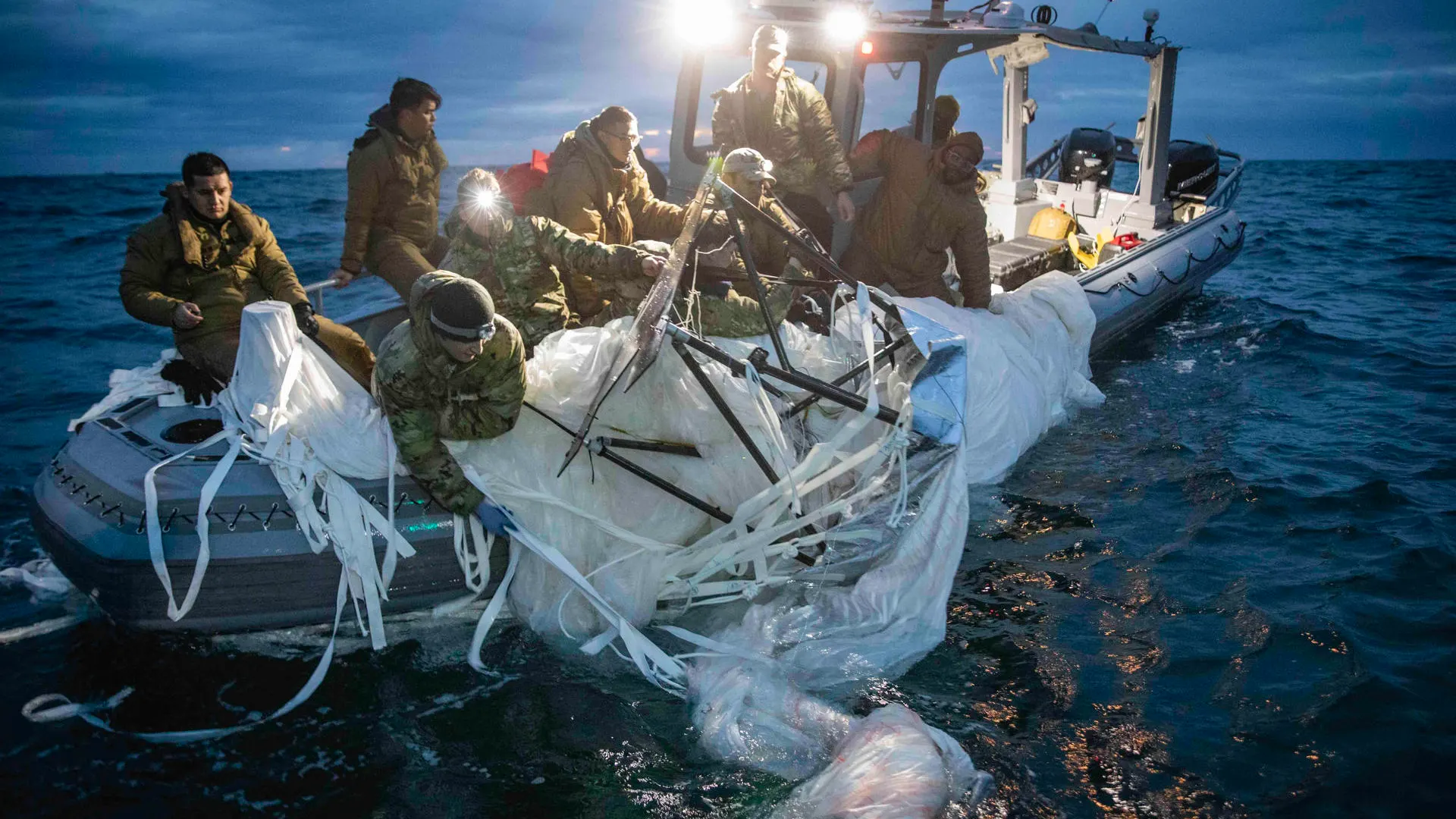 El Grupo 2 de Eliminación de Artefactos Explosivos de EEUU recupera el globo de vigilancia chino del mar