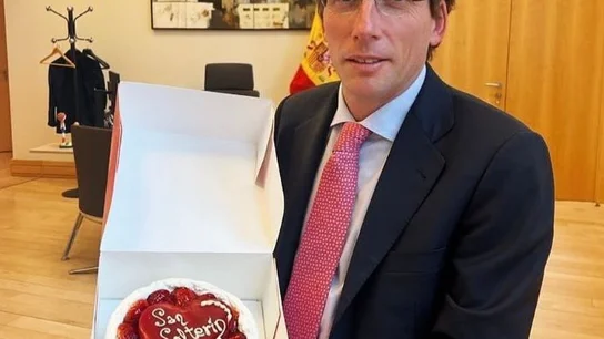 José Luis Martínez-Almeida, con su tarta de 'San Solterín' José Luis Martínez-Almeida, con su tarta de 'San Solterín'