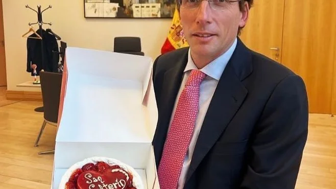 José Luis Martínez-Almeida, con su tarta de 'San Solterín'