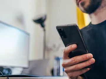 Sosteniendo un smartphone Sosteniendo un smartphone