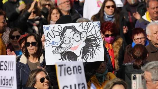 Miles de personas se manifiestan contra el desmantelamiento de la Sanidad Pública, en la protesta bajo el lema 'Madrid se levanta y exige una Sanidad pública'. Miles de personas se manifiestan contra el desmantelamiento de la Sanidad Pública, en la protesta bajo el lema 'Madrid se levanta y exige una Sanidad pública'.